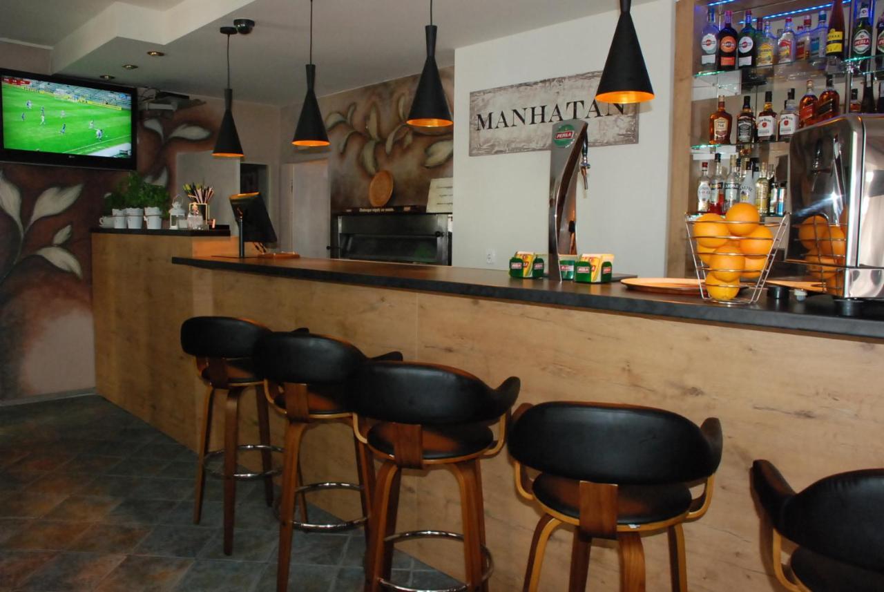 Hotelik Manhatan Radzyn Podlaski Exteriör bild
